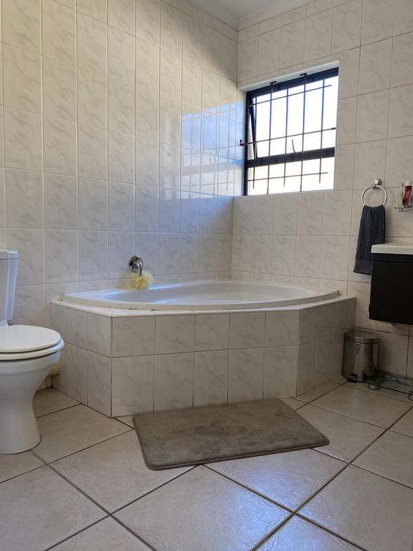 2 Bedroom Property for Sale in Uitzicht Western Cape